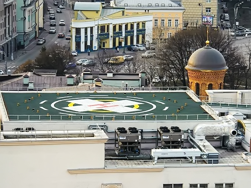 Вертолетная площадка на крыше здания детской больницы НИИ НДХиТ в Москве